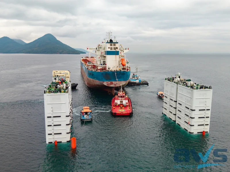 Navio e rebocadores em operação
